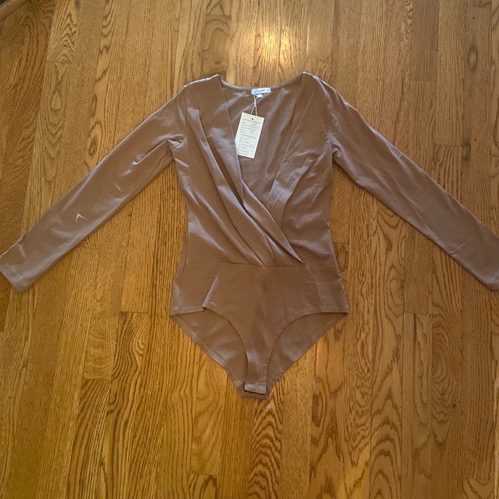 *NEVER WORN* Deep V Neck Long Sleeve Bodysuit Size: S